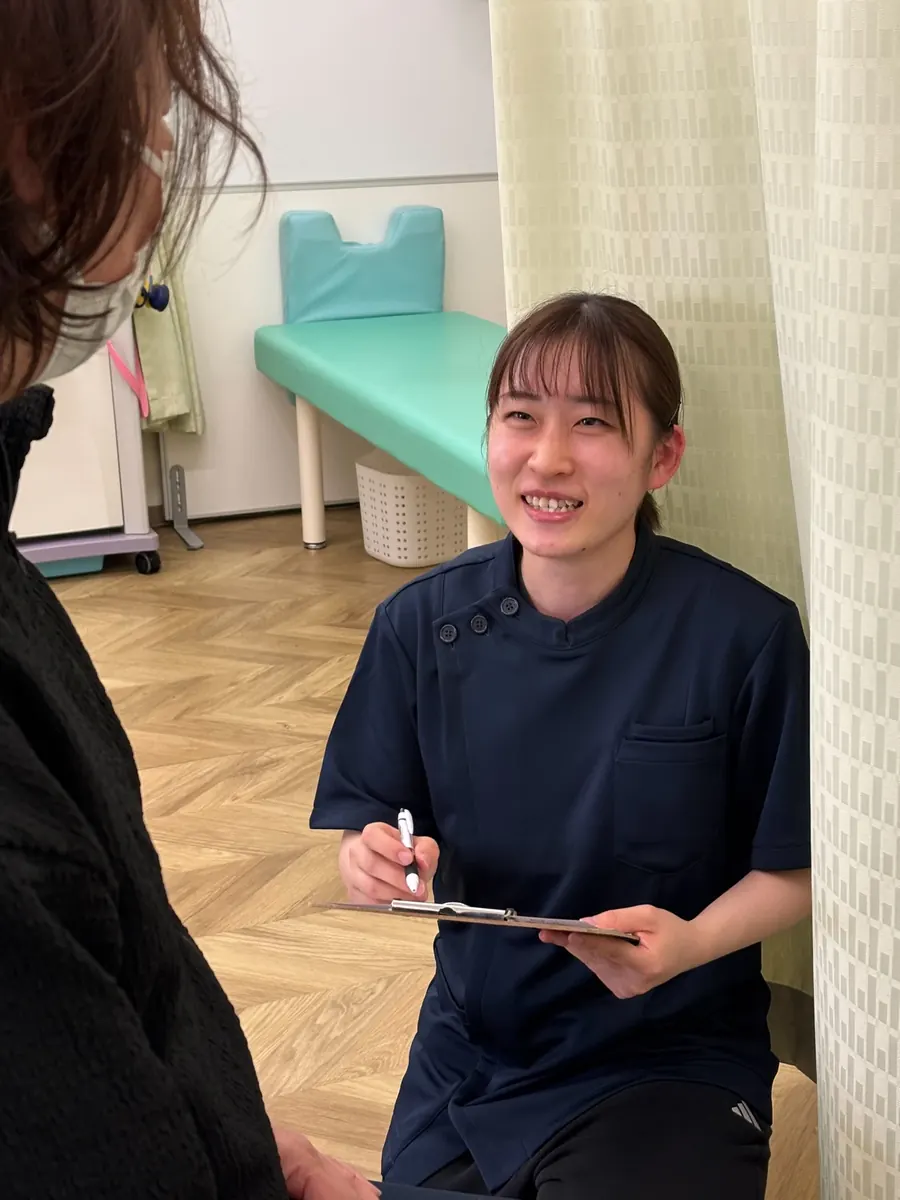 初回のご相談に対応する女性スタッフ