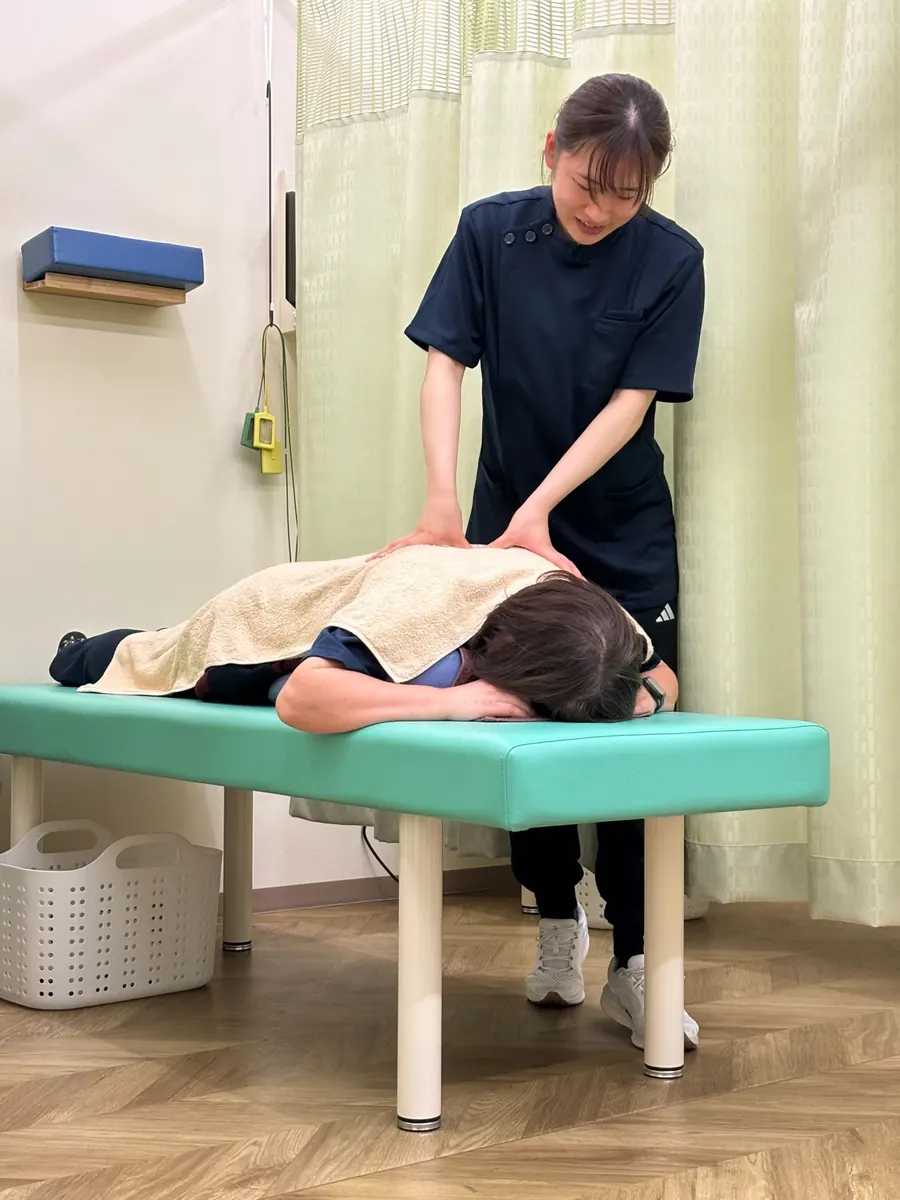 施術前後の身体の状態を確認する様子