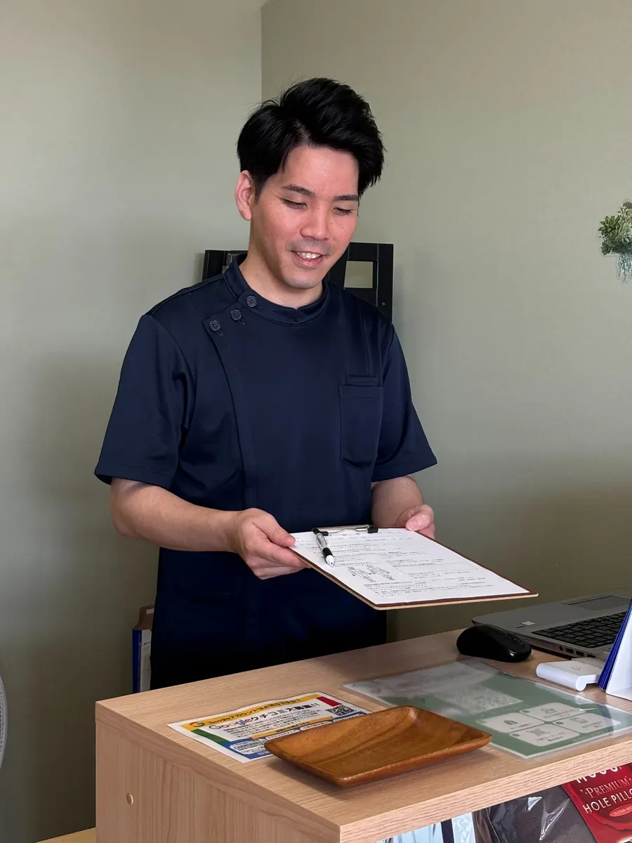 資料を手に説明する男性スタッフ