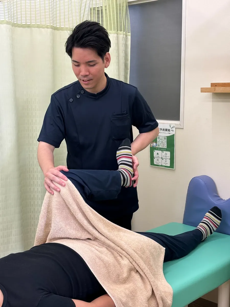 脚の動かしやすさを確認する男性スタッフ