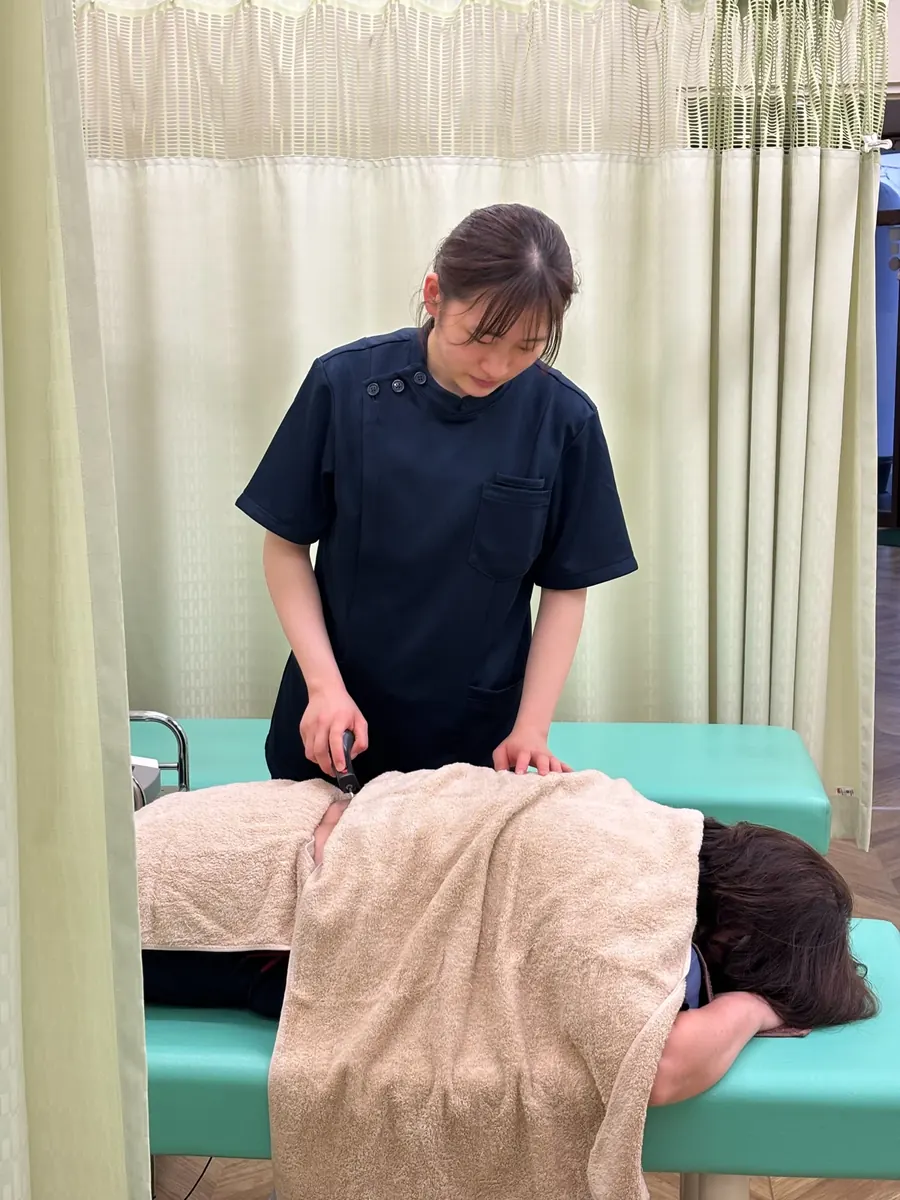 腰まわりの状態に合わせて施術する様子
