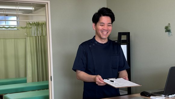 受付で問診票をお渡しする様子