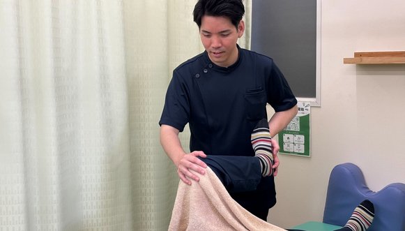 脚や股関節の動きを確認する検査の様子
