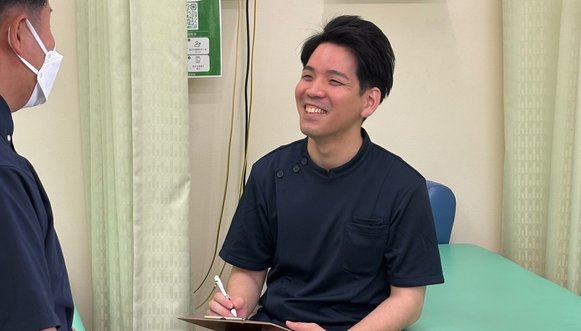 施術後に今後の方針をご説明する様子
