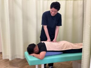 背中の手技による施術の様子