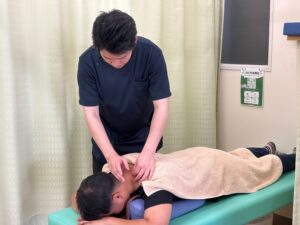 首まわりへの鍼灸施術の様子