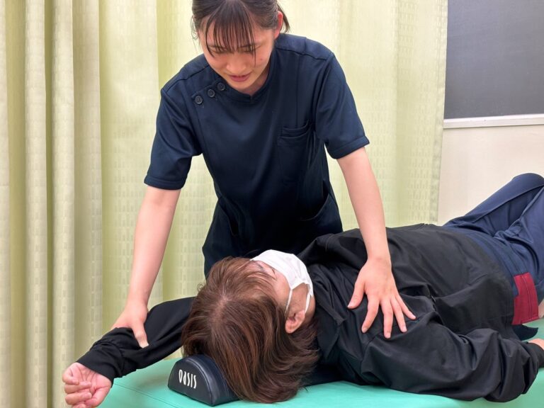 姿勢矯正の施術の様子